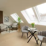 Central, Stylish And Modern L Jos24