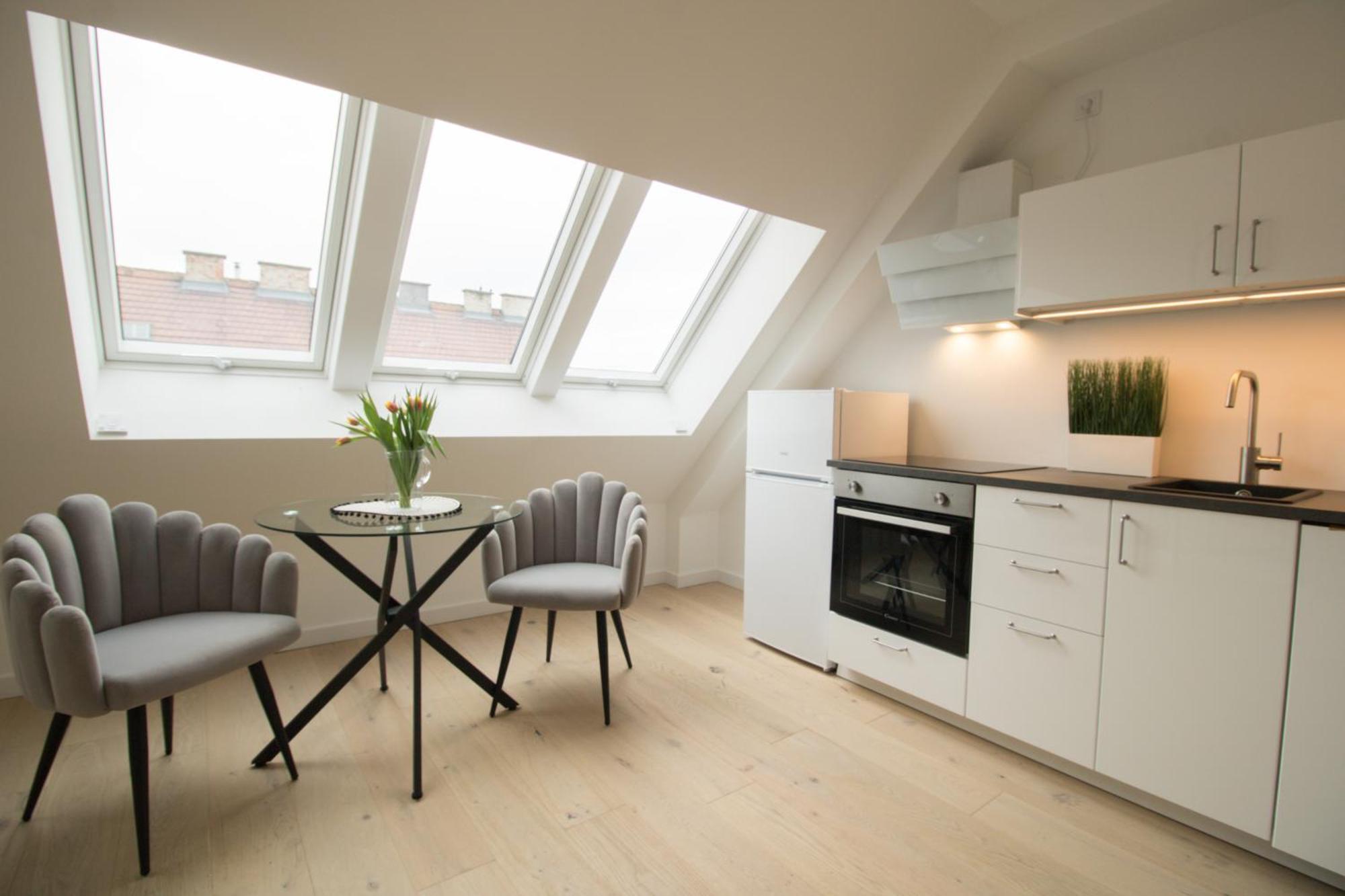 Central, Stylish And Modern L Jos24